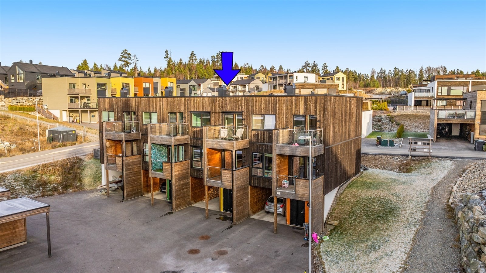 Boligen disponerer egen carport på 18 m² og en praktisk sportsbod på 8 m². Galleribilde