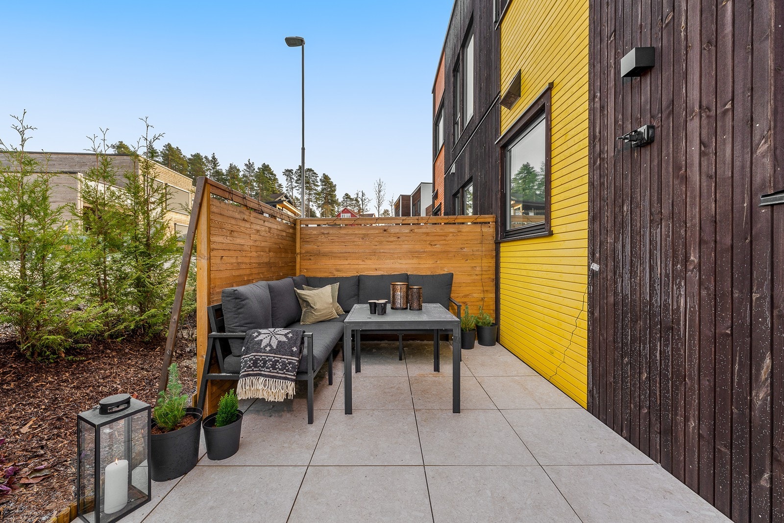 Høye levegger sørger for en lun og usjenert uteplass på markterrassen. Galleribilde