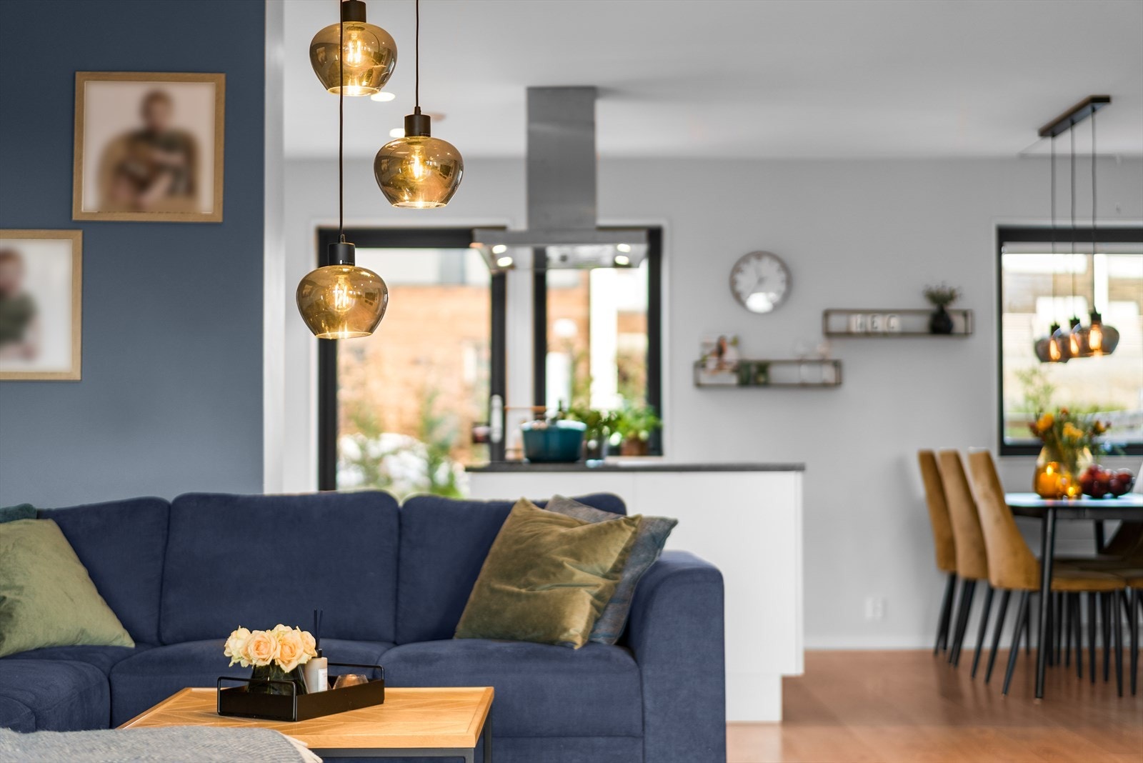 Den åpne planløsningen skaper en sosial sone med naturlig overgang fra stue til kjøkken. Galleribilde