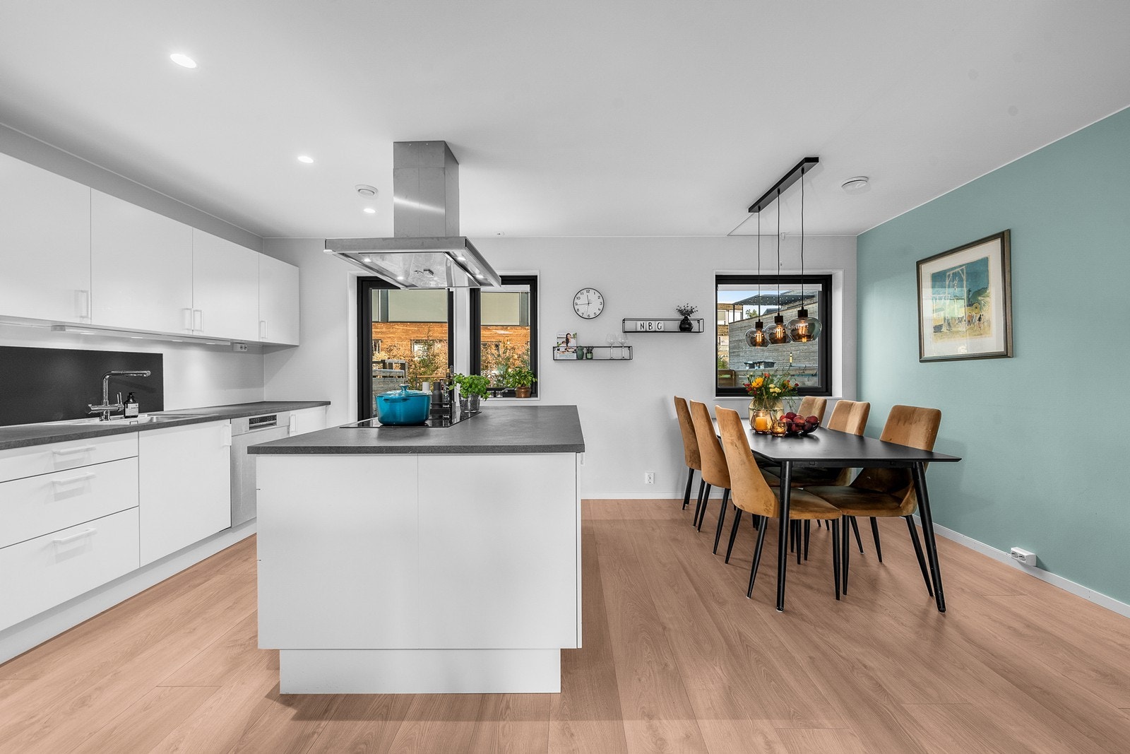 Moderne kjøkken med stor kjøkkenøy som gir rikelig med arbeids- og oppbevaringsplass. Galleribilde