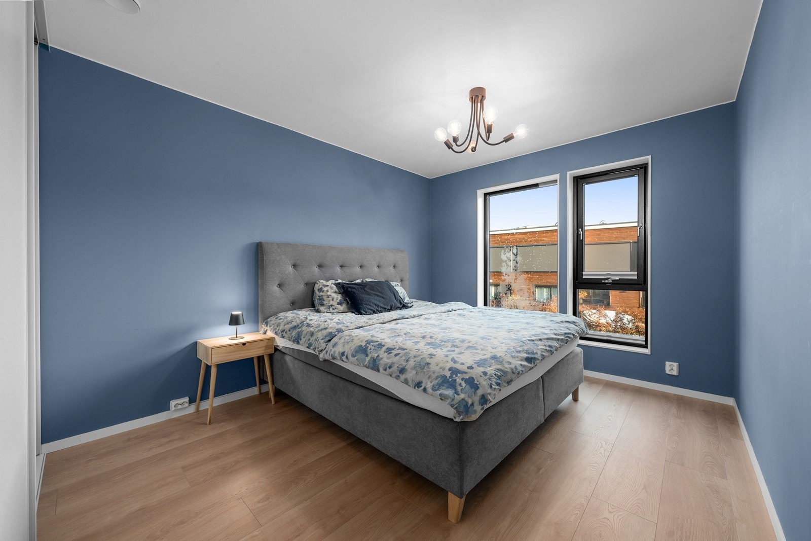 Hovedsoverommet har god plass til dobbeltseng og tilhørende møblement. Galleribilde