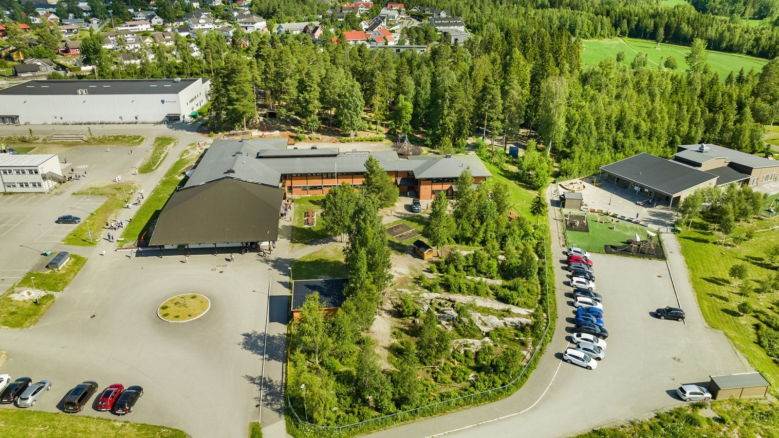 Borgen skole for 1.-7. trinn ligger innenfor trygg gangavstand fra boligen. Galleribilde
