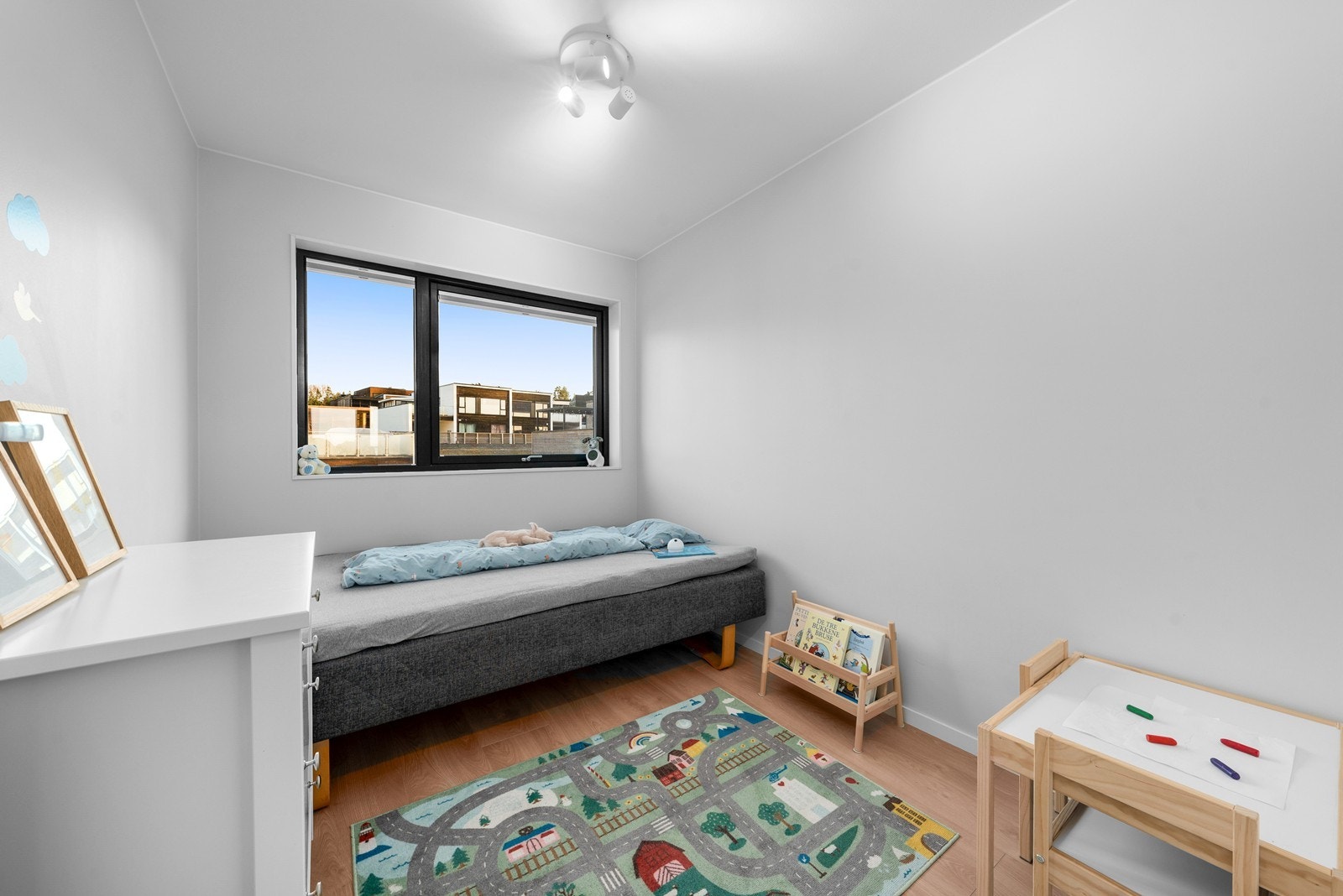 Boligen har tre gode soverom, alle samlet i andre etasje. Galleribilde