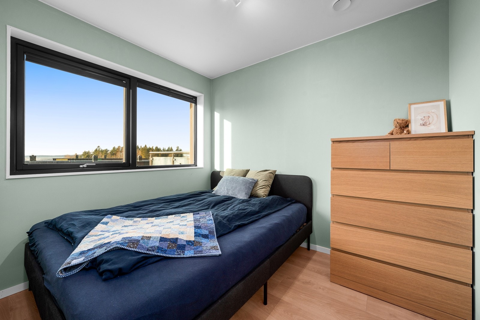 Alle soverommene har store vinduer med 3-lags isolerglass som slipper inn rikelig med lys. Galleribilde