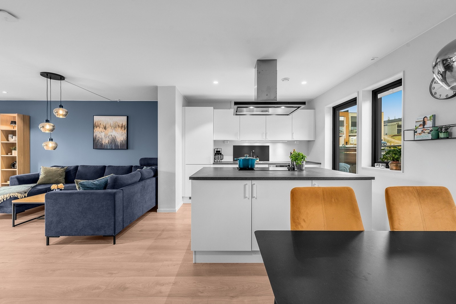 Oversikt over den sosiale sonen i første etasje, som binder kjøkken og stue sammen. Galleribilde