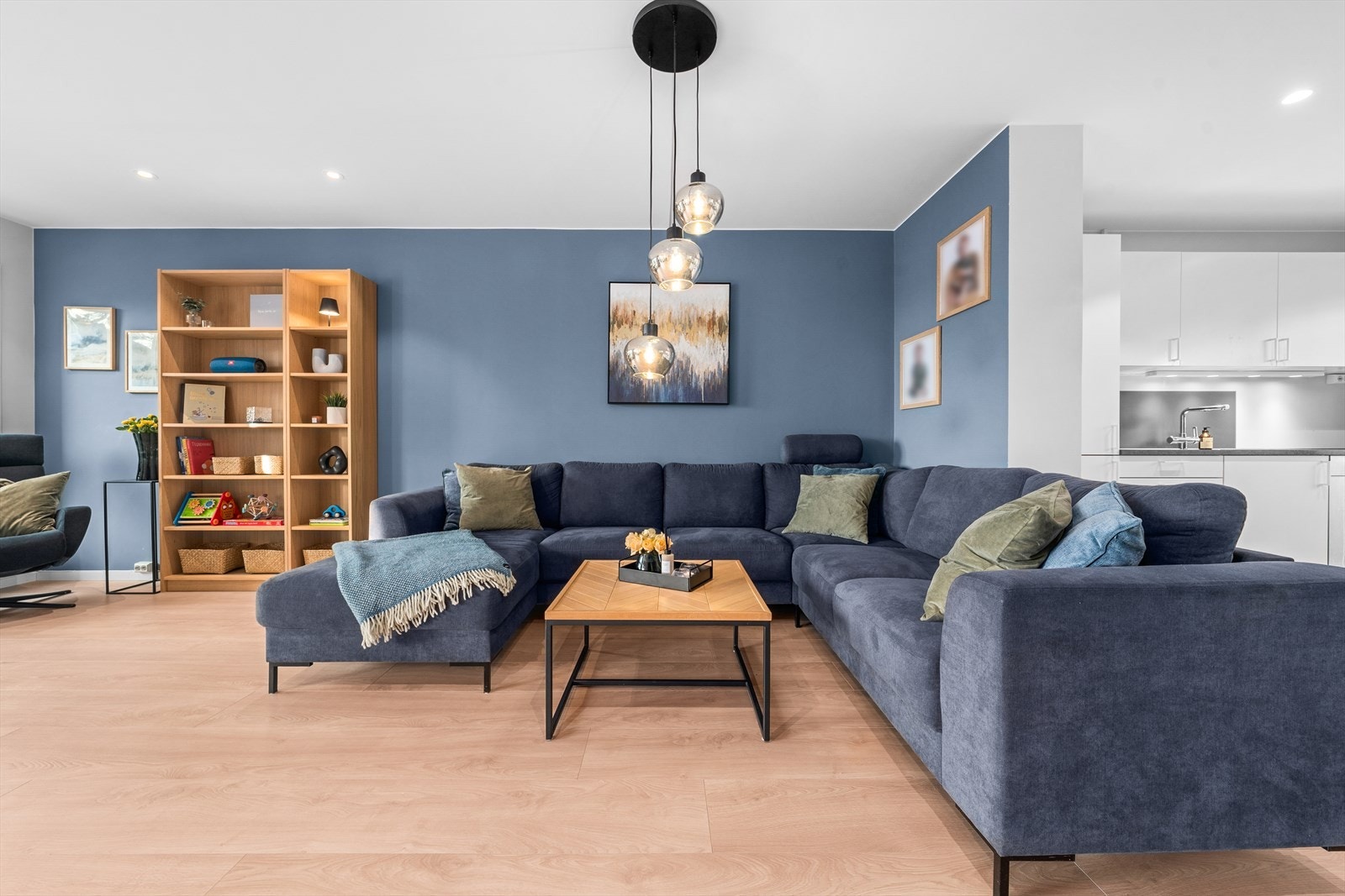 Gjennomgående gyllen laminat på gulvet og tidsmessige fargevalg på veggene. Galleribilde