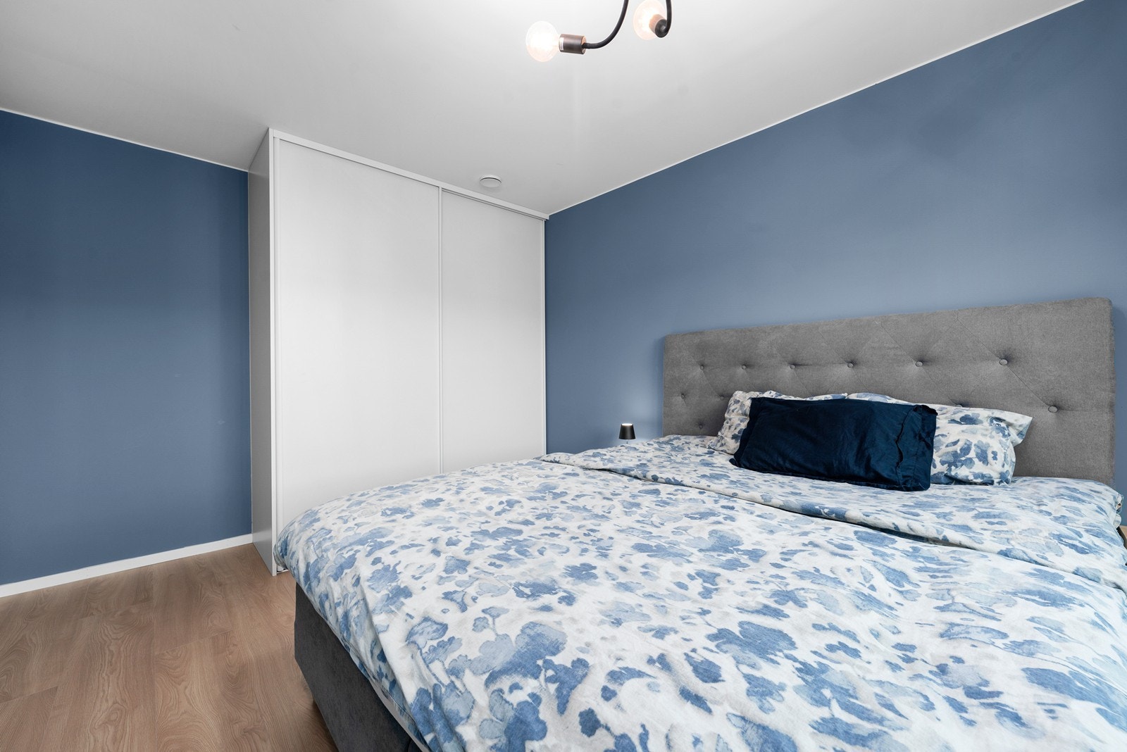 Rommet er utstyrt med en romslig garderobeløsning med skyvedører. Galleribilde