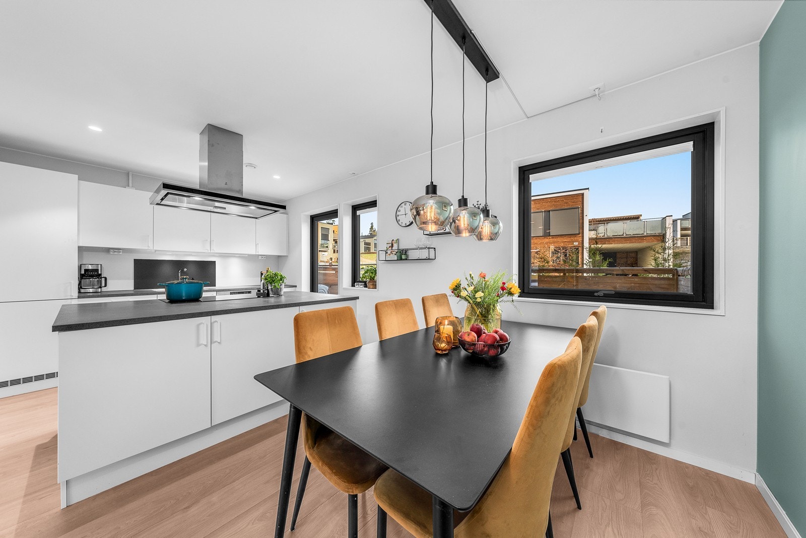 I tilknytning til kjøkkenet er det god plass til et langbord for sosiale sammenkomster. Galleribilde