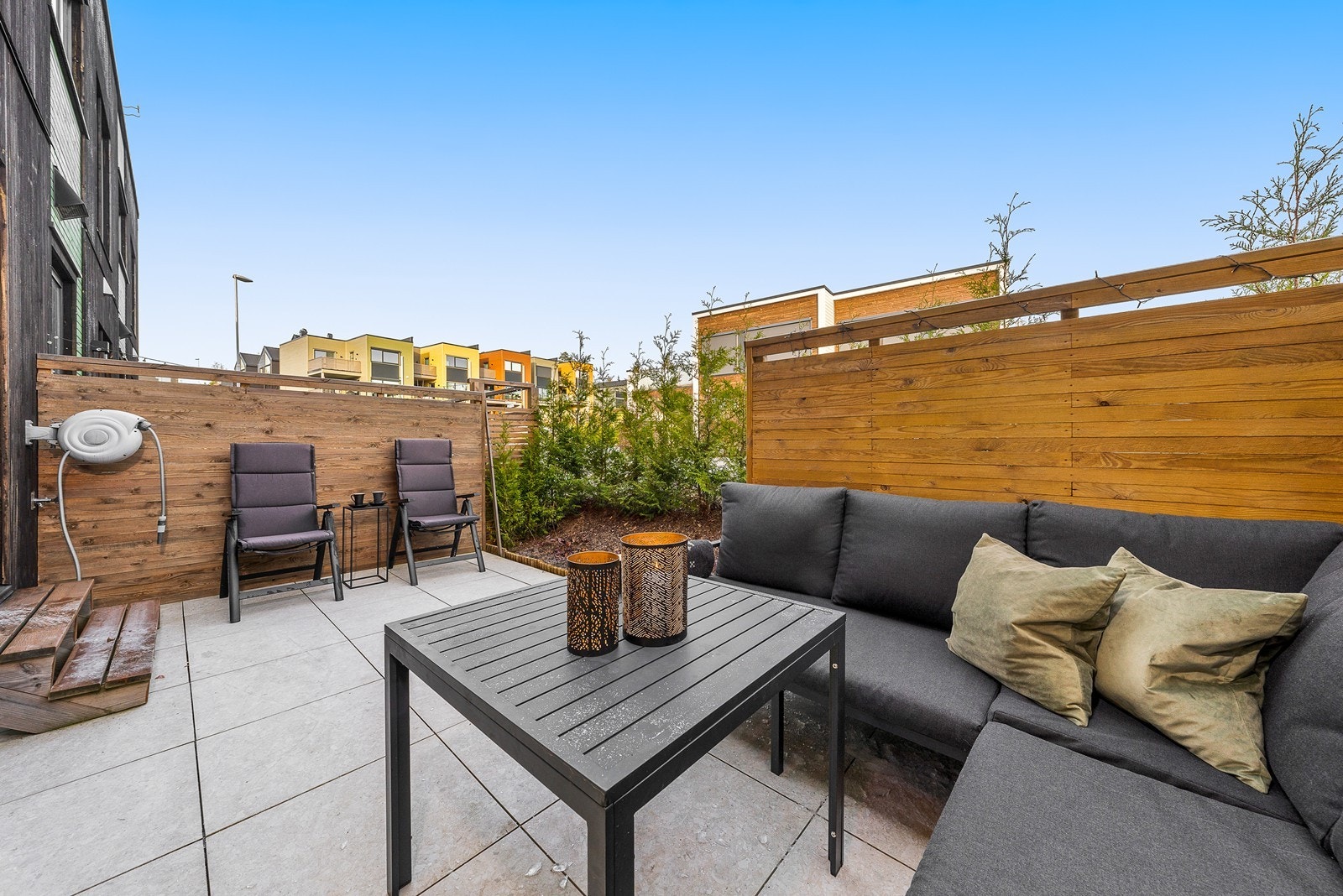 Markterrassen har hellelagt dekke, moderne utebelysning og dobbel utestikk. Galleribilde