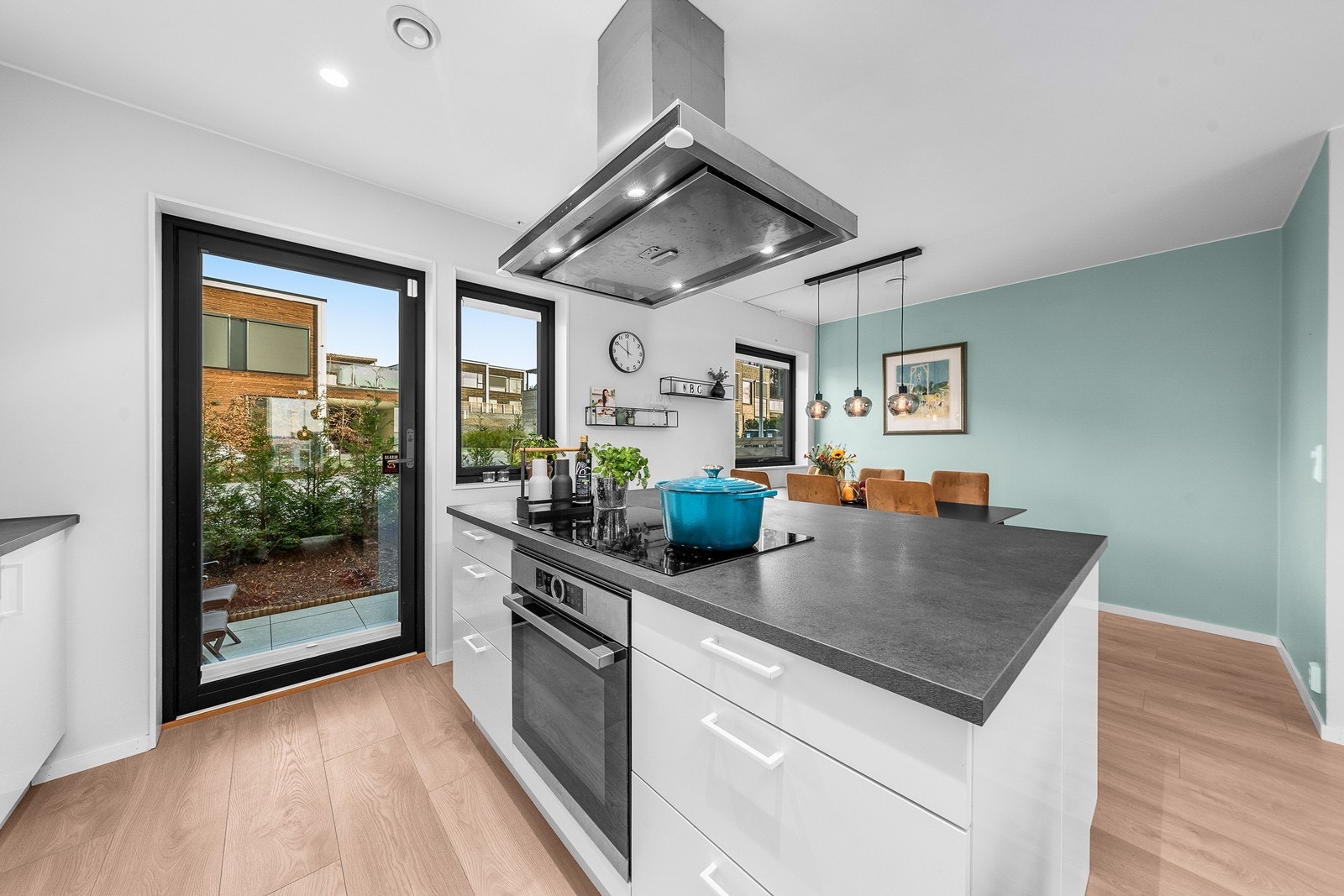 Kjøkkenet er utstyrt med integrert koketopp, komfyr og kjøl-/fryseskap. Galleribilde