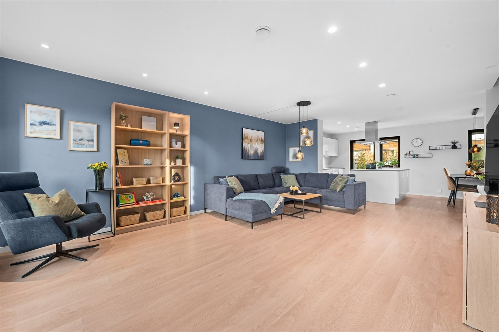 Hele allrommet er utstyrt med downlights i himlingen for jevn og god belysning. Galleribilde