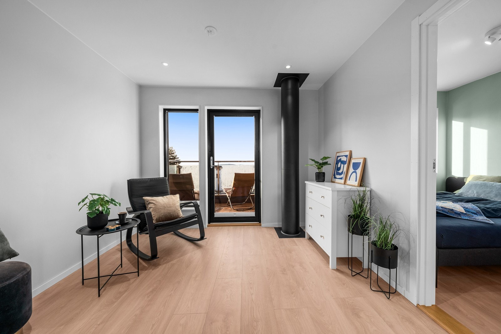 Loftstuen gir ekstra spillerom og har utgang til boligens andre sydvestvendte balkong. Galleribilde