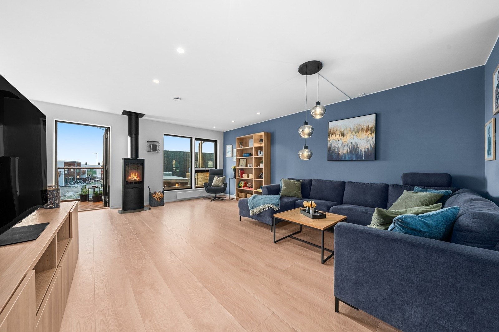 Stuen er et sentralt rom med en moderne peisovn som gir ekstra varme. Galleribilde