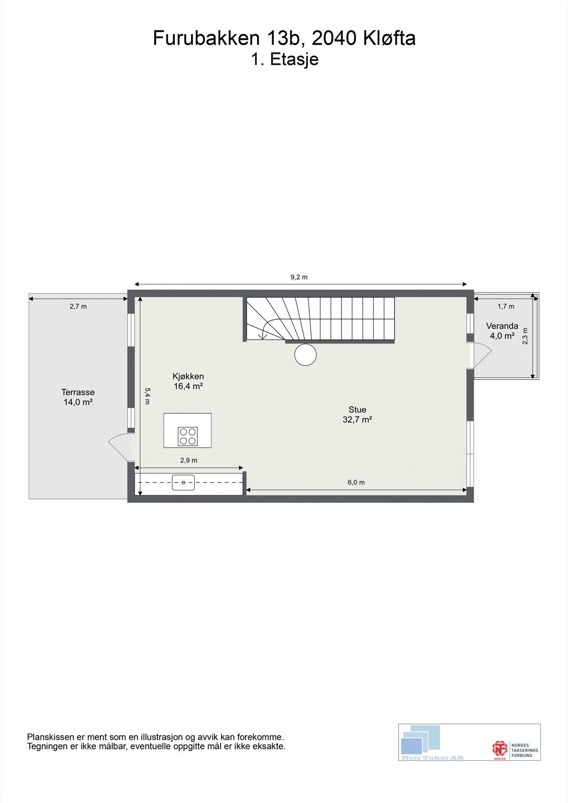 Plantegning for første etasje, som rommer stue og kjøkken i en åpen løsning. Galleribilde