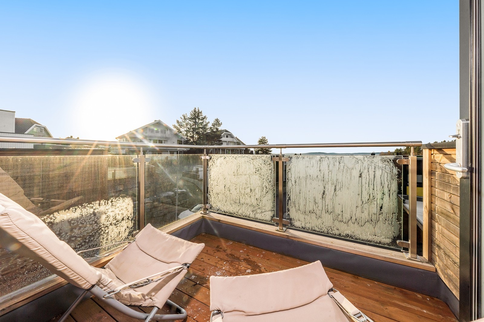 Balkongen i andre etasje er på 4 m² og har rekkverk i stål og glass. Galleribilde