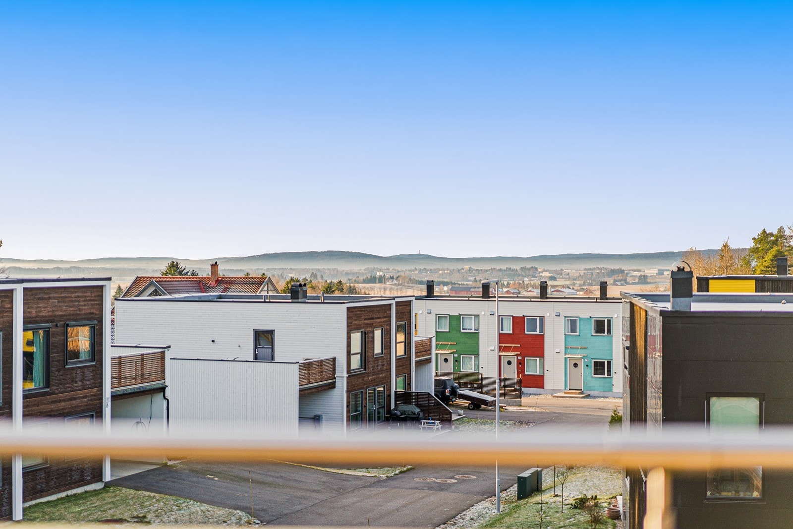 Fra balkongene har man utsikt over nærområdet og landskapet rundt. Galleribilde