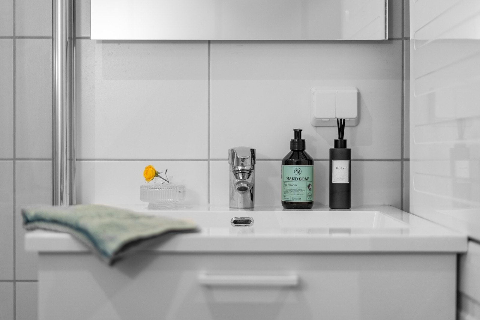 Badet er utstyrt med servantinnredning med skuffeseksjon og speil med integrert belysning. Galleribilde