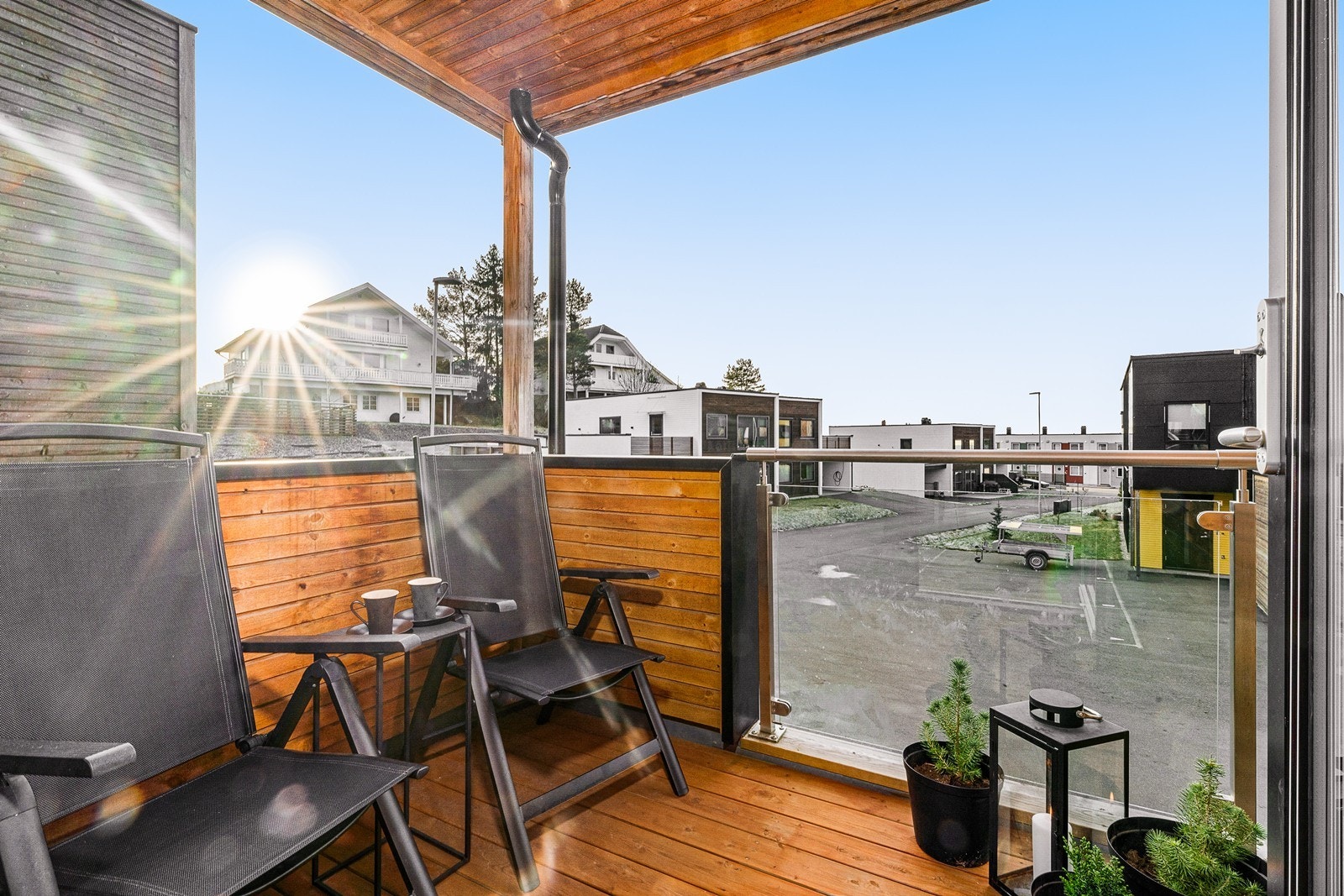 Den sydvestvendte balkongen har gode lysforhold på ettermiddagen og plass til sittegruppe. Galleribilde