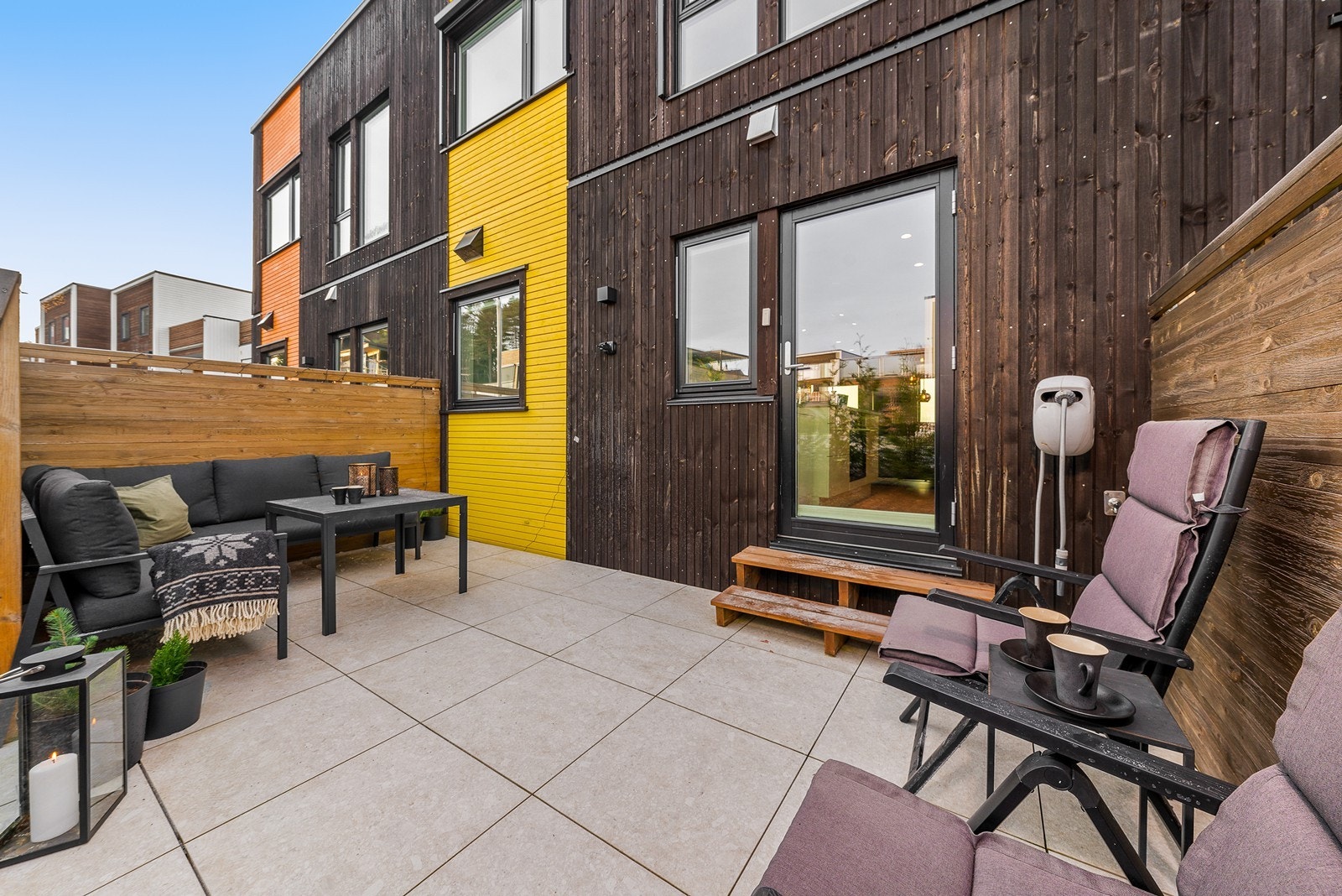 Fra kjøkkenet er det utgang til en nordøstvendt markterrasse på 14 m². Galleribilde