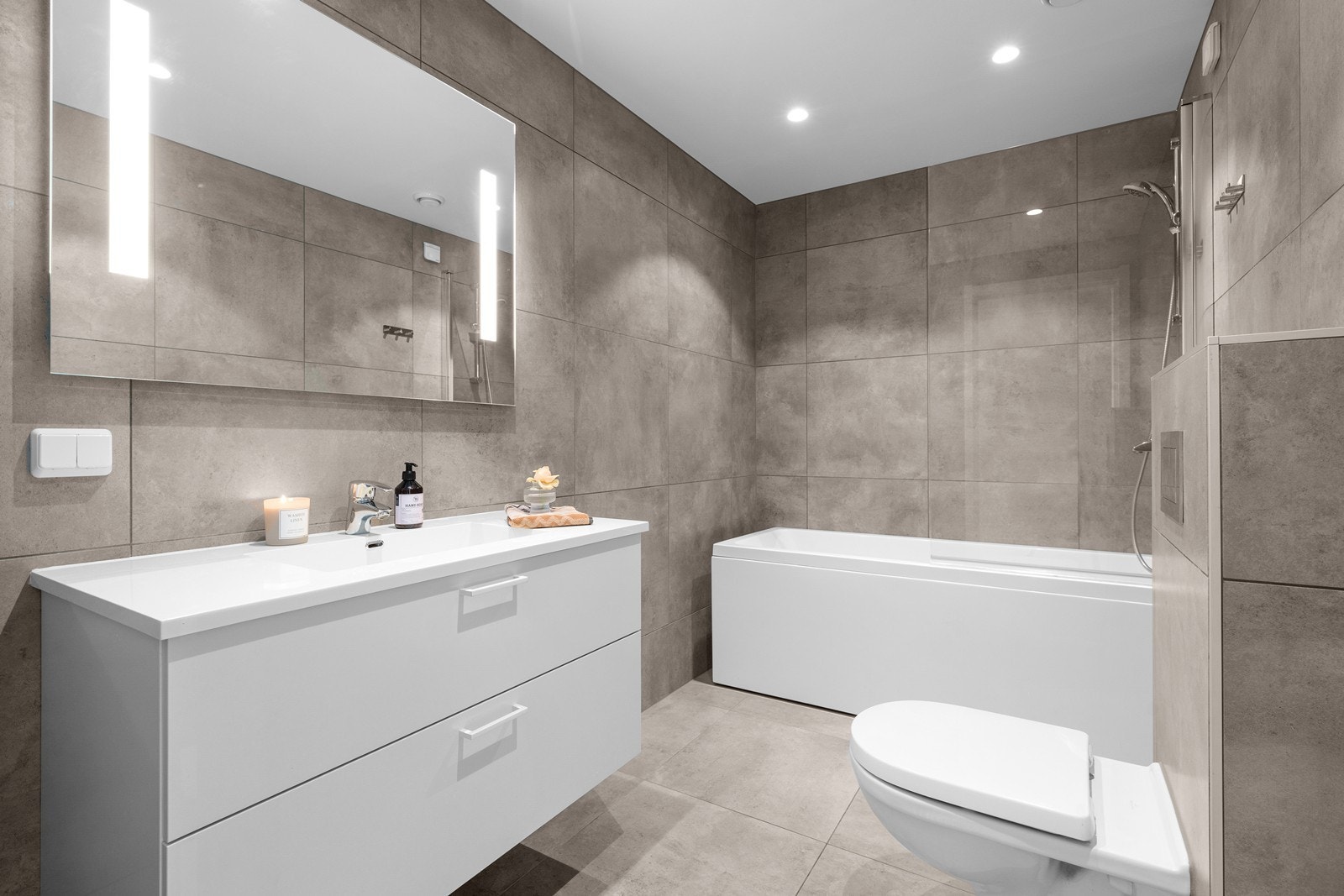 Delikat, helfliset bad i andre etasje med badekar og gulvvarme for ekstra komfort. Galleribilde