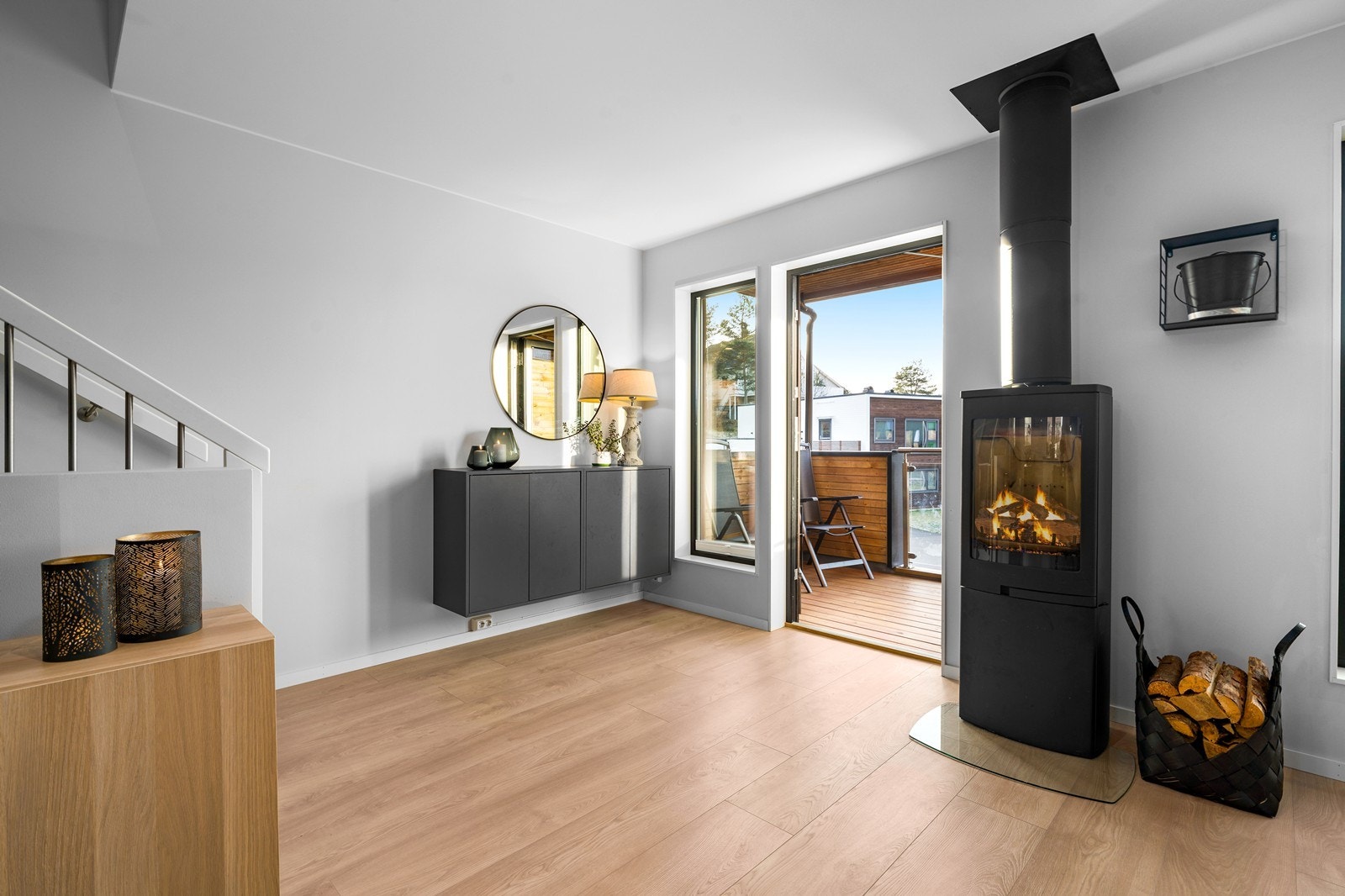 Peisovnen er sentralt plassert i stuen, nær utgangen til balkongen. Galleribilde