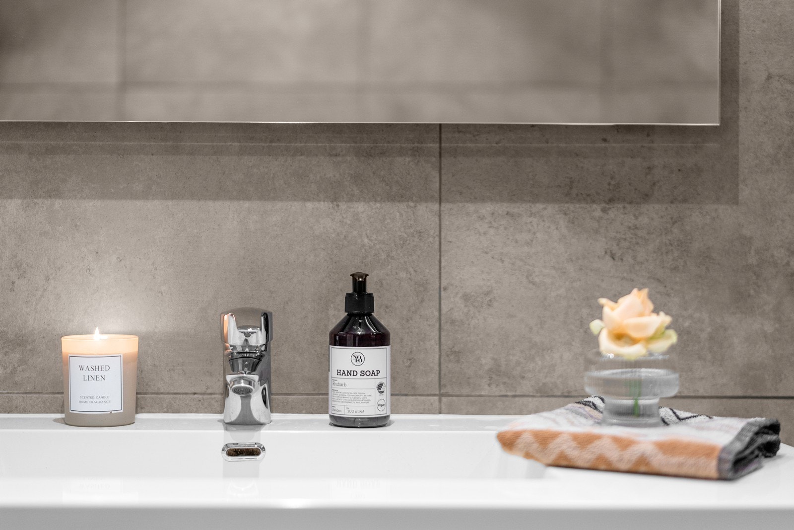 Innredningen består av en bred skuffeseksjon med heldekkende servant og speil med belysning. Galleribilde