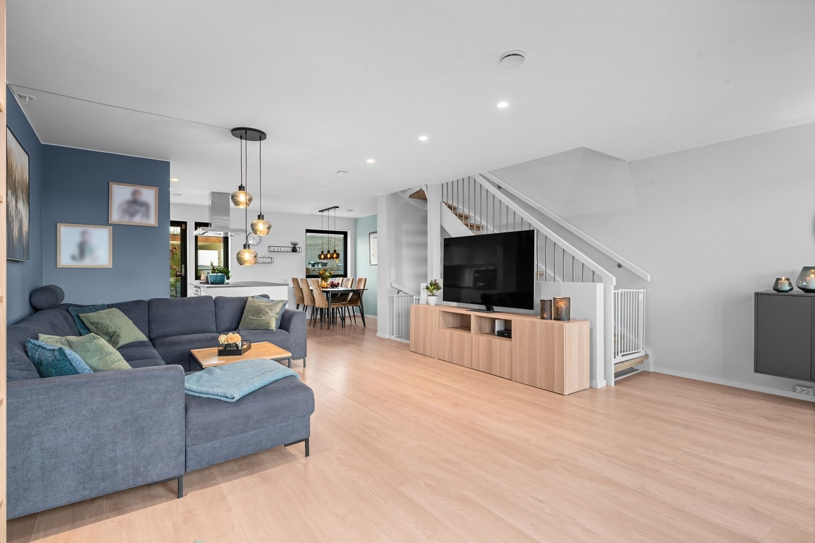 Første etasje består av et stort og luftig allrom med åpen løsning mellom stue og kjøkken. Galleribilde