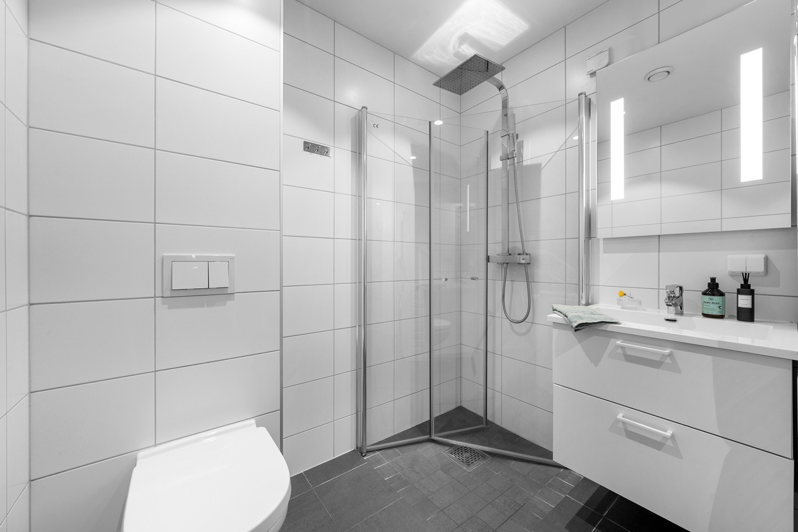 Dusjhjørne med innfellbare glassdører og regnfallsdusj for økt komfort. Galleribilde