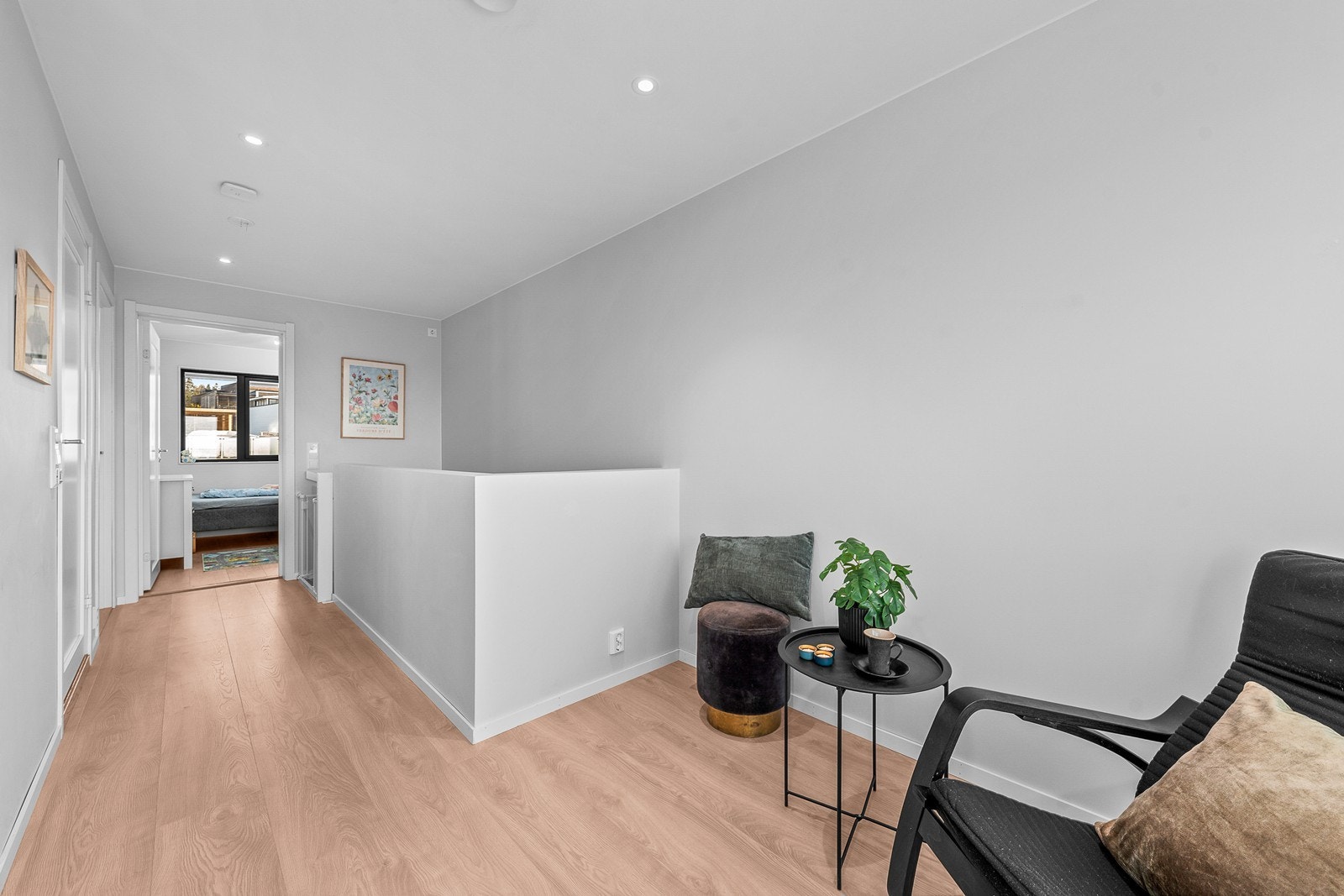 I andre etasje finner du en lys og anvendelig loftstue, et fleksibelt rom for familien. Galleribilde