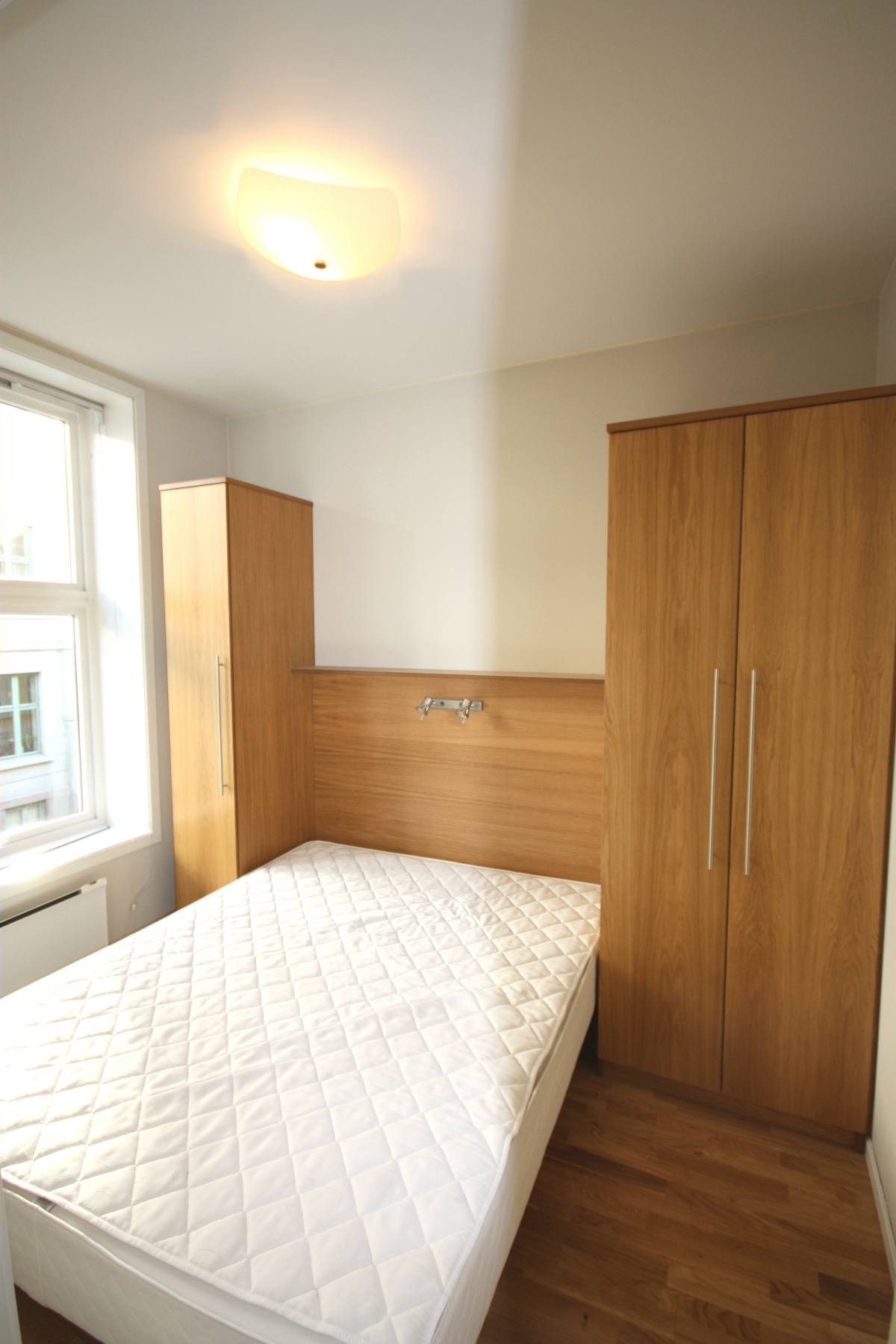 Soverom med garderobeskap Galleribilde