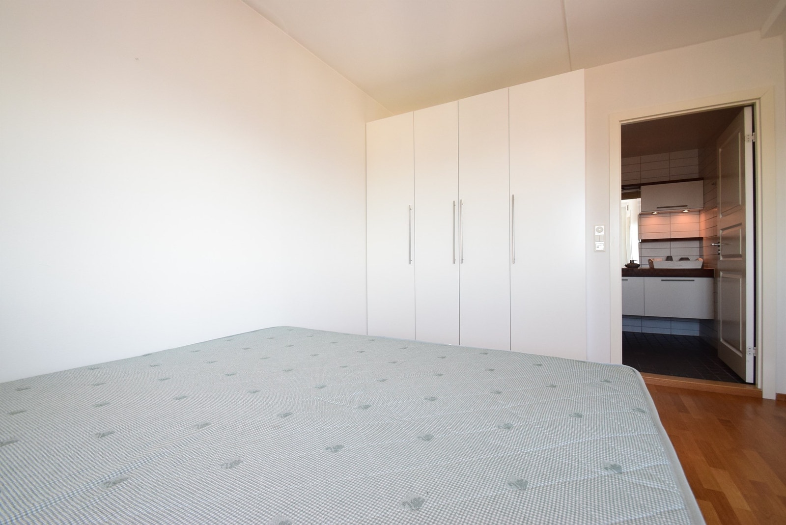 Soverom 1 med en suite og klesskap. Galleribilde