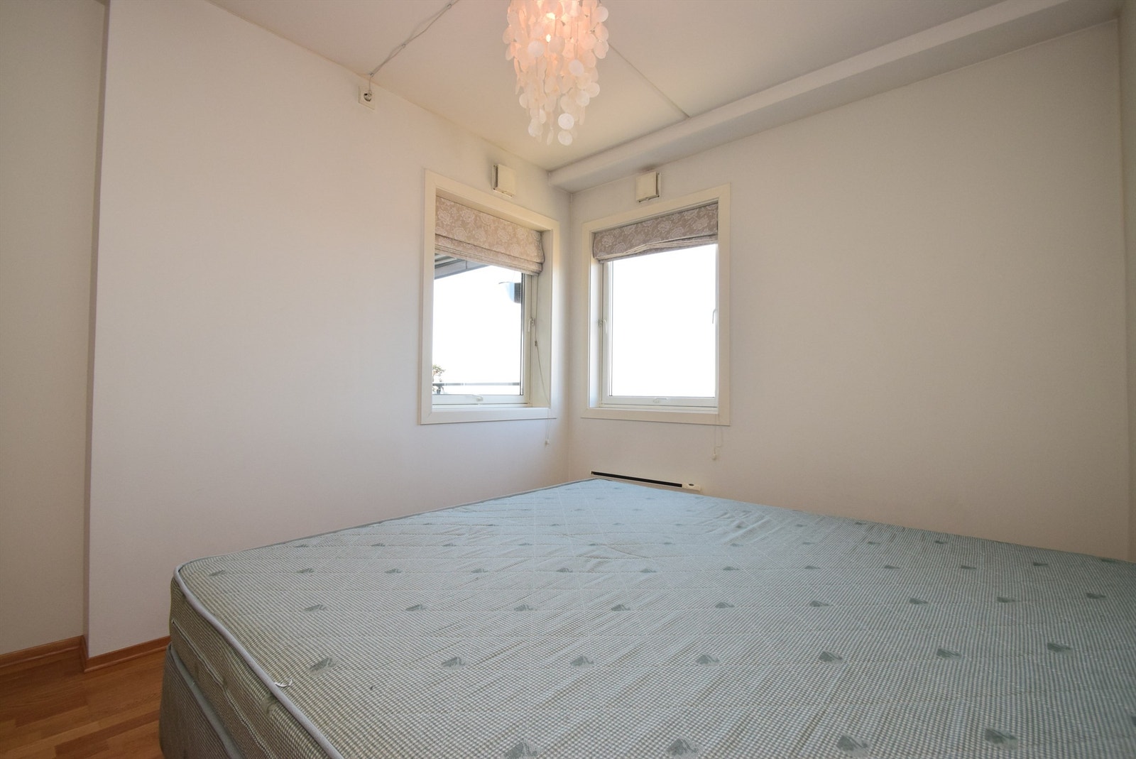 Soverom 1 med utsiktsvinduer. Galleribilde