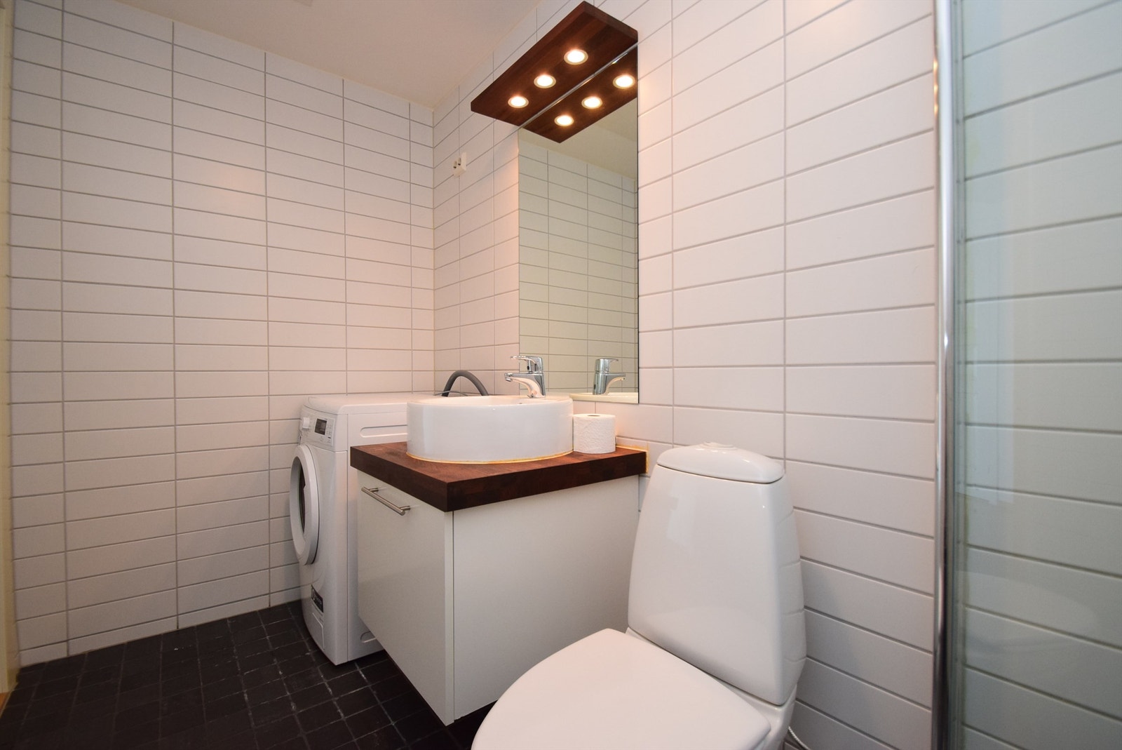 Vaskemaskin på baderom Galleribilde