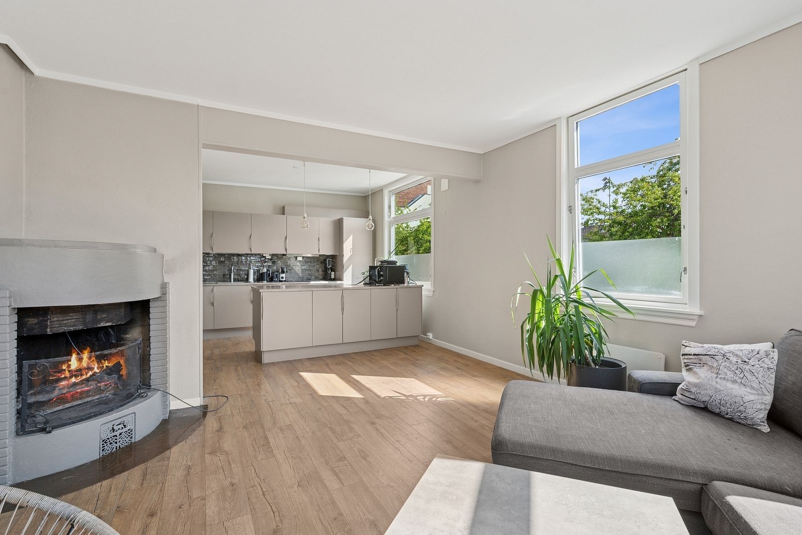 Stue og kjøkken i åpen løsning Galleribilde