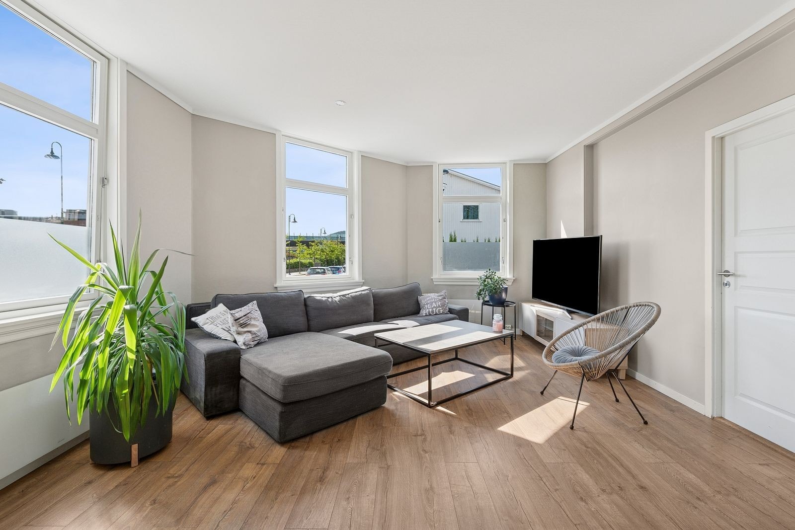 Rikelig med naturlig lys fra vinduene Galleribilde