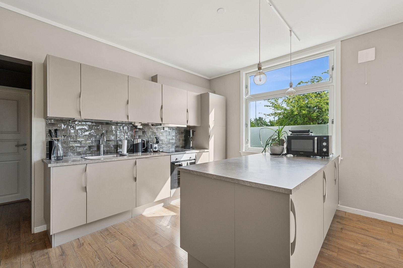 Kjøkken med integrerte hvitevarer Galleribilde