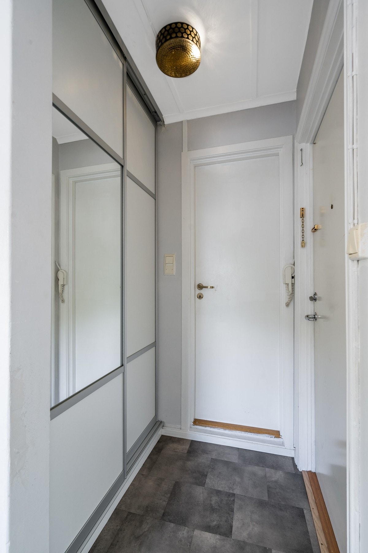 I entréen finner du en praktisk skyvedørsgarderobe. Galleribilde