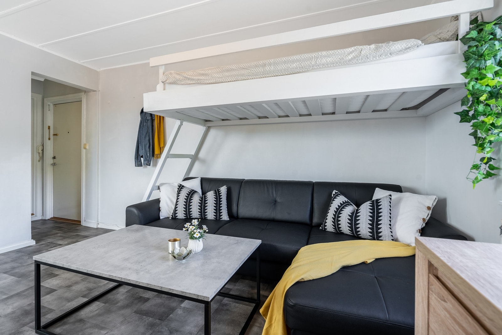 Velkommen til en rimelig og sentral leilighet på Torstrand. Her bor du med gangavstand til butikker, spisesteder, skoler, idrettsanlegg og offentlig transport - samt flotte turområder og badestrender. Galleribilde