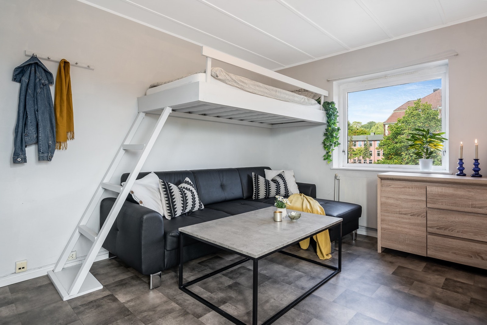 Leiligheten ligger i byggets 3. etasje og inneholder entré, stue, kjøkken og bad. Galleribilde