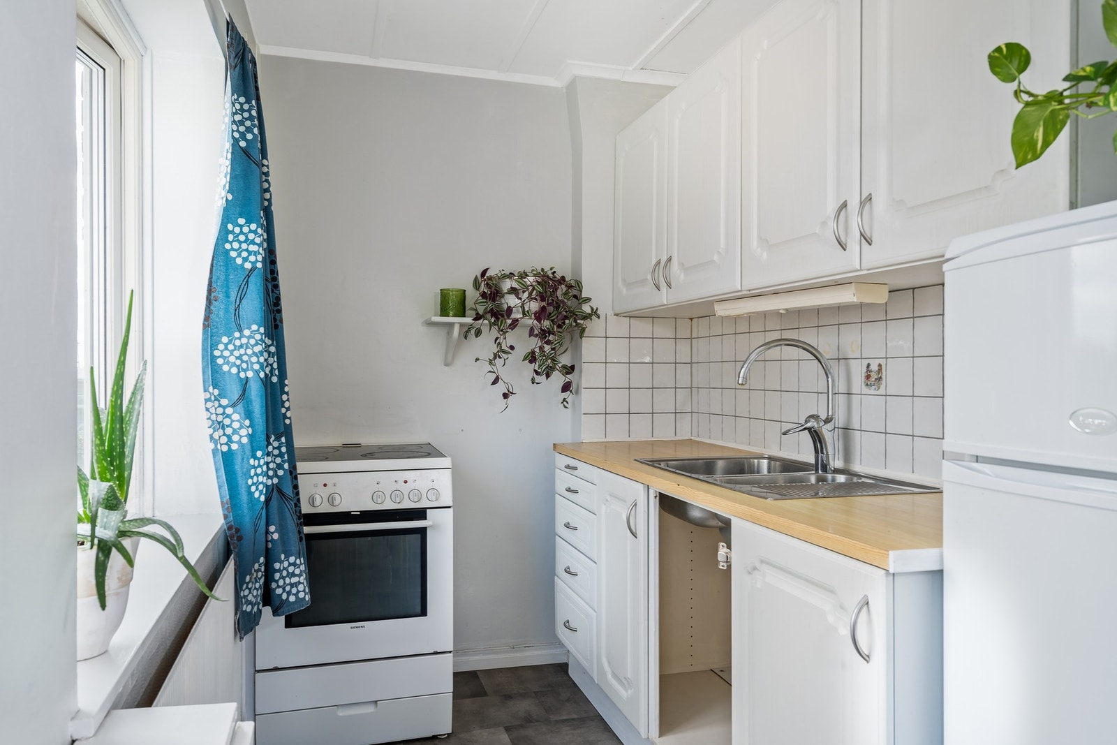 Alder på kjøkkenet er ukjent, men det fremstår som funksjonelt. Det er plass til både komfyr og kjøleskap. Galleribilde