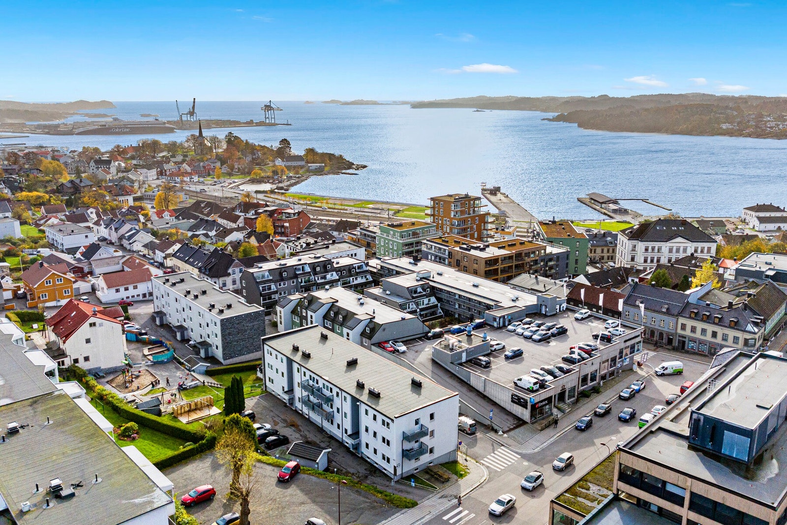 Larvik sentrum er like ved og byr på hyggelige handlegater, kafeer, restauranter og alt av servicetilbud. Her finner du også Amfi kjøpesenter, Indre Havn, Kulturhuset Bølgen og Fritzøe Brygge. Galleribilde