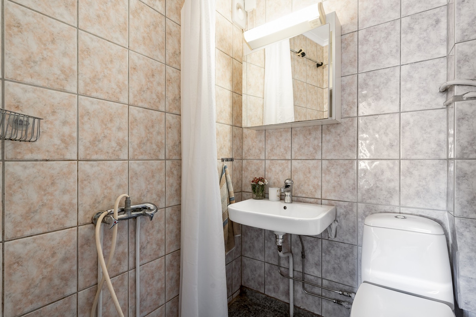 Bad fra byggeår, oppgradert med dusjkabinett og justert plassering av vask etter fotografering. Galleribilde