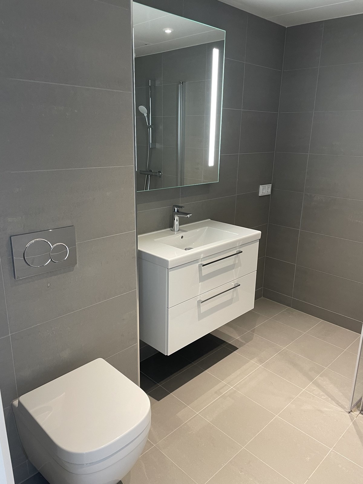 Flislagt bad med opplegg for vaskemaskin Galleribilde