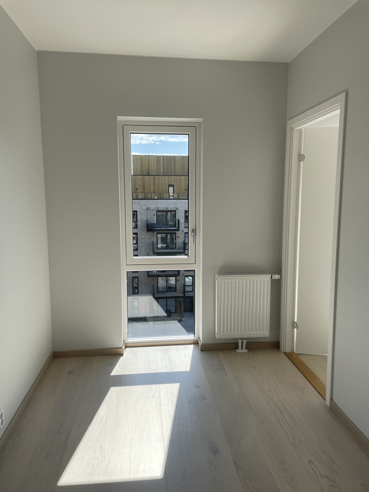 Leiligheten har et lyst soverom. Galleribilde