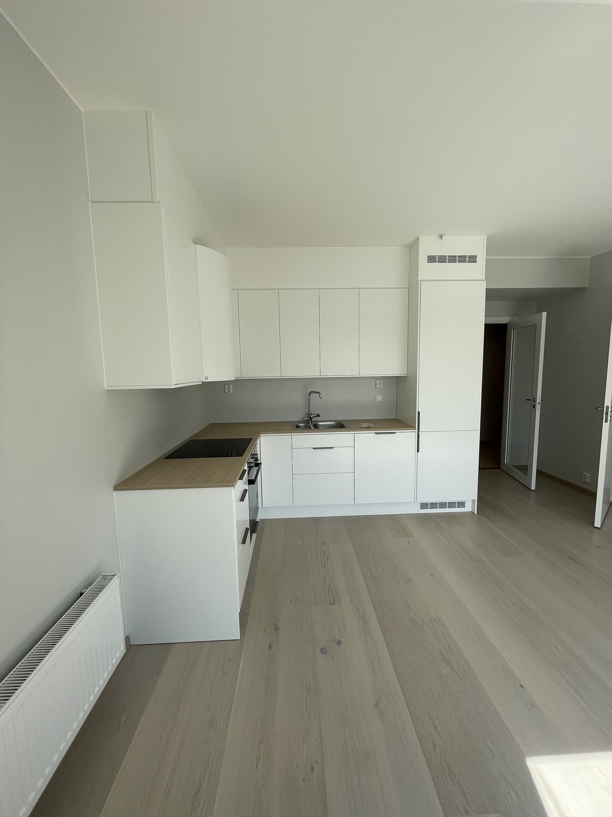 Lys og pen leilighet med åpen stue og kjøkkenløsning. Galleribilde