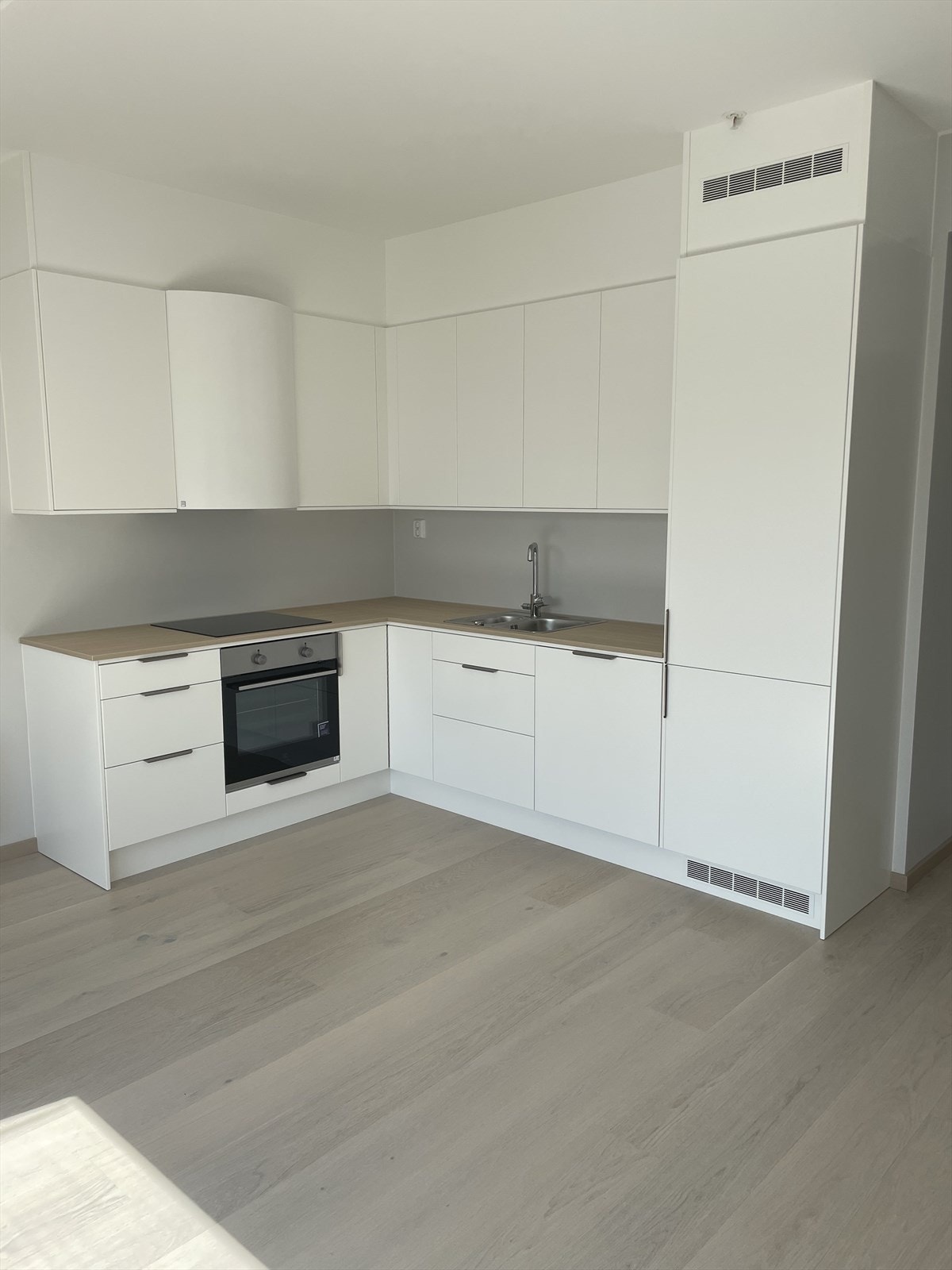 Pent kjøkken med god skap og bekeplass. Det medfølger kjøleskap/frys, koketopp, ovn og oppvaskmaskin. Galleribilde