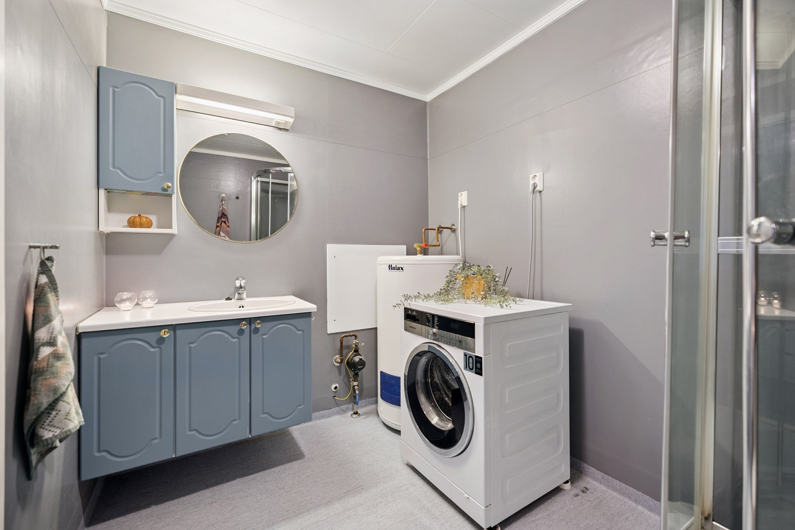 Rommet huser også leilighetens 200-liters varmtvannsbereder fra Høiax. Galleribilde