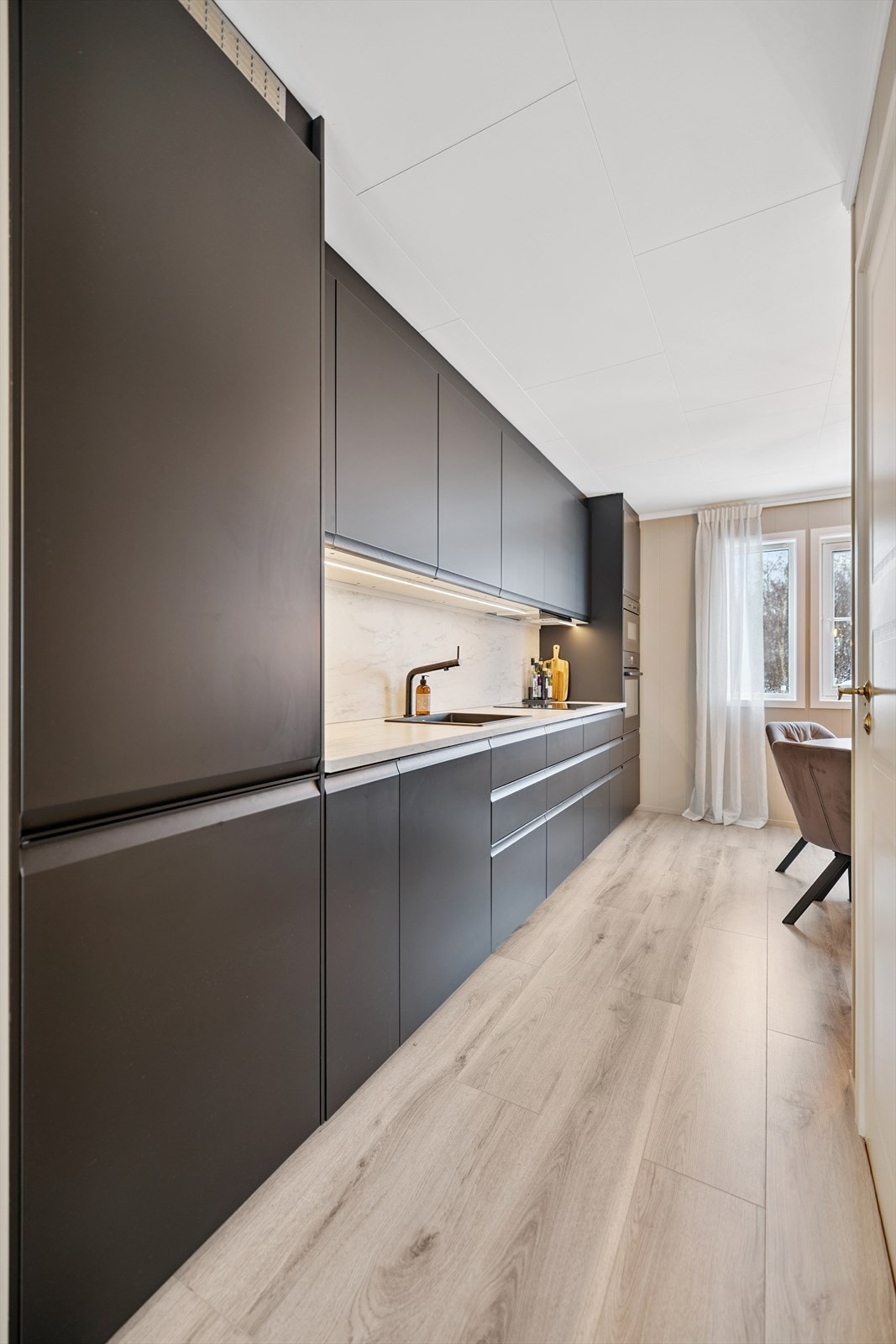 Innredningen har glatte, mørke fronter og rikelig med skapplass. Galleribilde