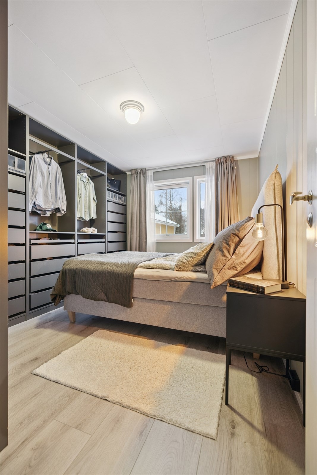 Dette rommet har god plass til dobbeltseng og en stor garderobeløsning. Galleribilde