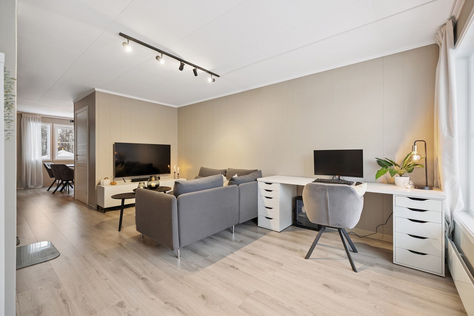 Gjennomgående laminatgulv, lagt i 2023/2024, skaper en helhetlig følelse i leiligheten. Galleribilde